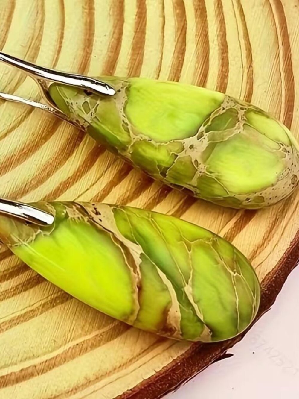 CHARTREUSE GREEN W/ GOLD AND REDDISH VEINING STONE TEARDROP EARRINGS N